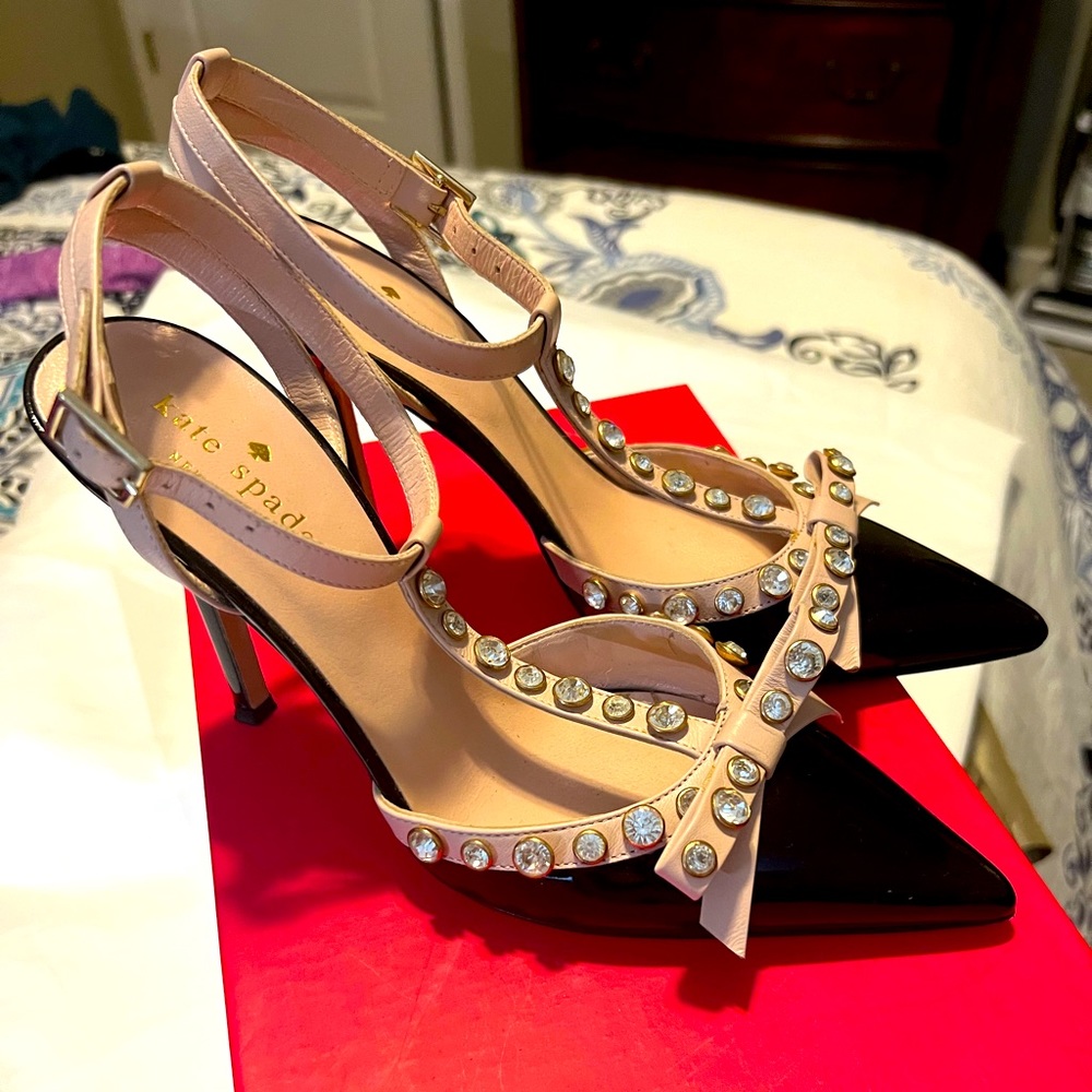Adorable Kate Spade pump with elegant bow!